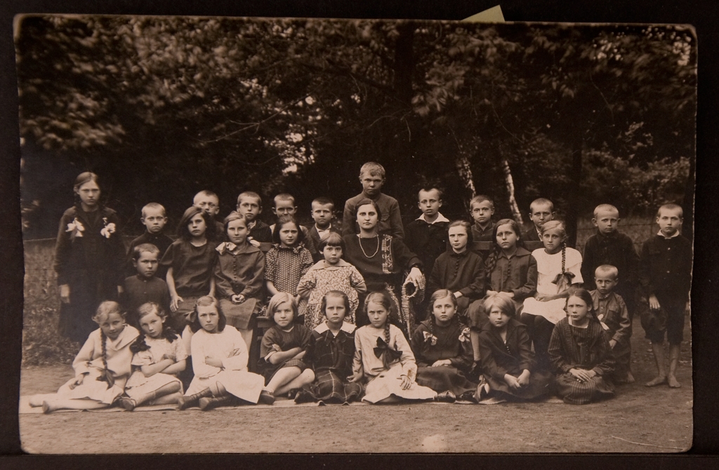 Nauczycielka, Wacława Łazowska z grupą uczniów. 21.06.1925 r. Fotograf: Walz Franciszek